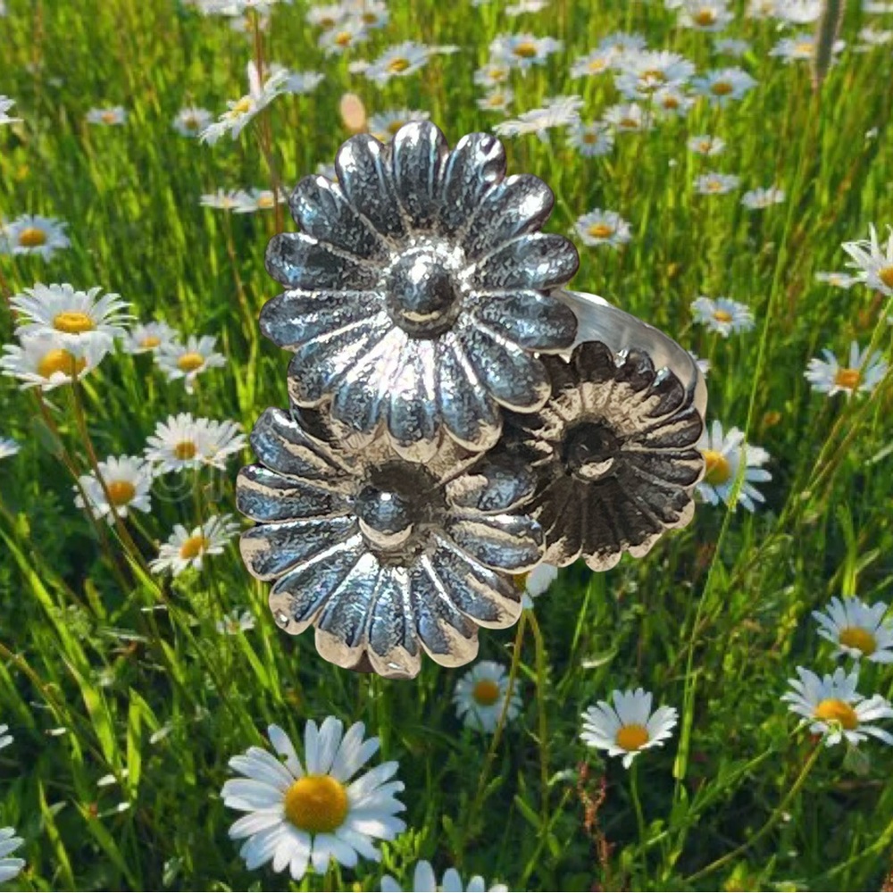 Sterling Silver Daisy Trio Ring Size 7.